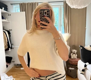 Vit stickad tröja  - Superskön vit stickad tröja från Gina med korta ärmar och rund hals. Tröjan har en loose passform och ribbade detaljer vid hals, ärmslut och nederkant. Perfekt för lager-på-lager och chill stil under vår och sommar. Jätte skön och mysig för vintern💓