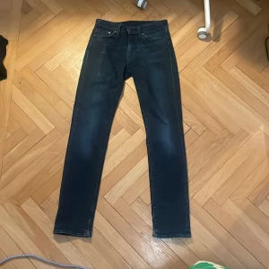 Levis jeans - Ett par mörkblåa Levis jeans i modellen 511. Storleken är W29 L34. Pris kan diskuteras.
