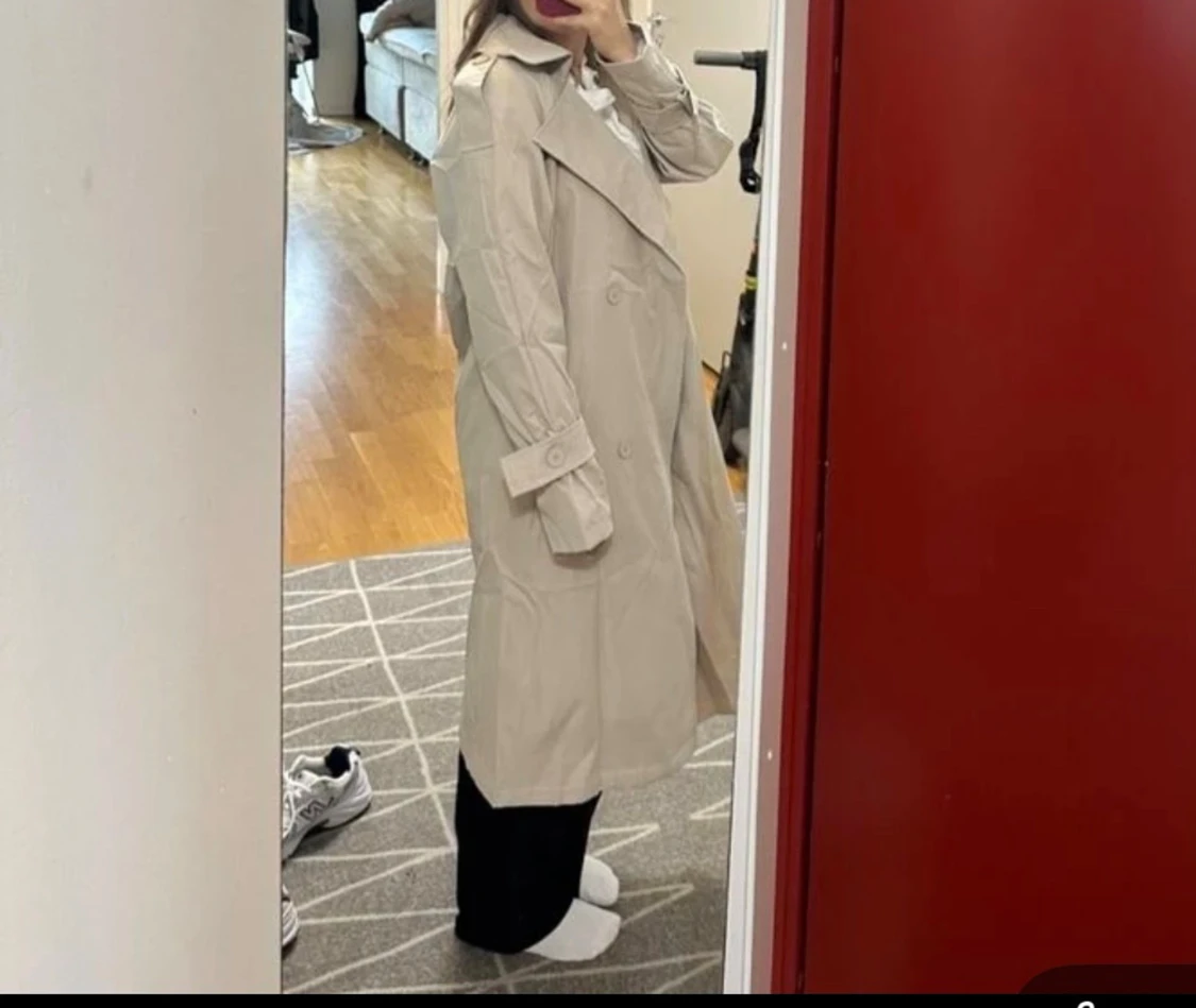 Beige trenchcoat med bälte - 1