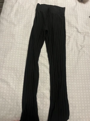 Byxor - Svarta vida ribbade byxor, har 2 likadana, 40kr för 1 eller 2 för 70