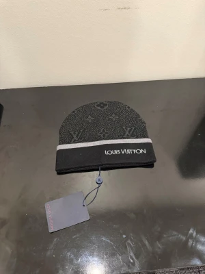 Svart Mössa - Säljer en helt ny mössa oanvänd, storlek One Size. Fraktar snabbt inom 24h efter köp. Skriv gärna vid fler frågor.