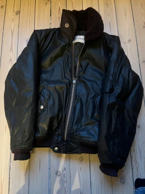 Our legacy jacka - En snygg our legacy jacka som är i bra skick men den ända defekt är att det var ett litet hål i jackan men det har jag sytt ihop