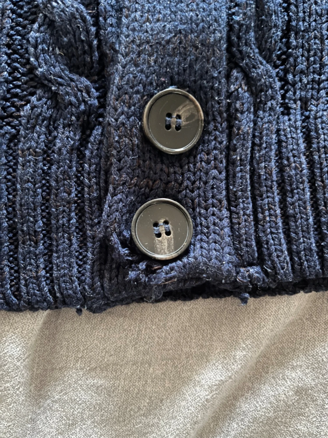 Mörkblå stickad kofta med mockadetaljer - 2