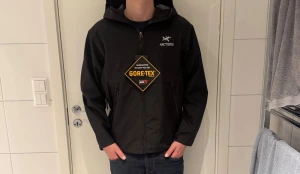 Arcteryx jacka  - Säljer en helt ny svart Arcteryx jacka, storlek: L, perfekt nu för regnigt väder eller skidsäsongen.