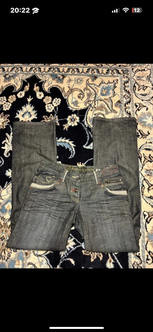 Jeans - Low waist jeans. Passar XS-S. Utsvängda men sitter mer som baggy. L34. Super snygg! 