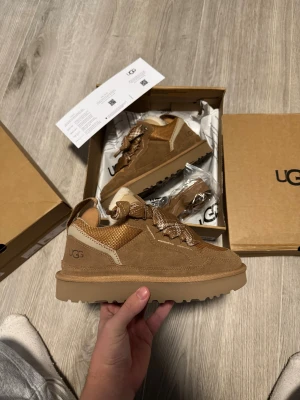 UGG LOWMEL / Chestnut - Säljer dessa UGG Tasman. De är helt nya och oanvända, och lådan medföljer. Jag står för äktheten till 100%. Jag accepterar ENDAST betalning via PayPal, och jag skickar varje dag fram till 20:00 - Jag har över 100+ 5-stjärniga recensioner på Vinted, så oroa dig inte! ☺️