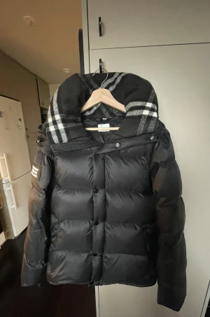 Burberry Pufferjacka - Säljer pufferjacka från Burberry med avtagbar ärm. Har använt varsamt 4 gånger under två veckors period. Väljer att sälja den efter att ja blev osäker om den passade min stil.  