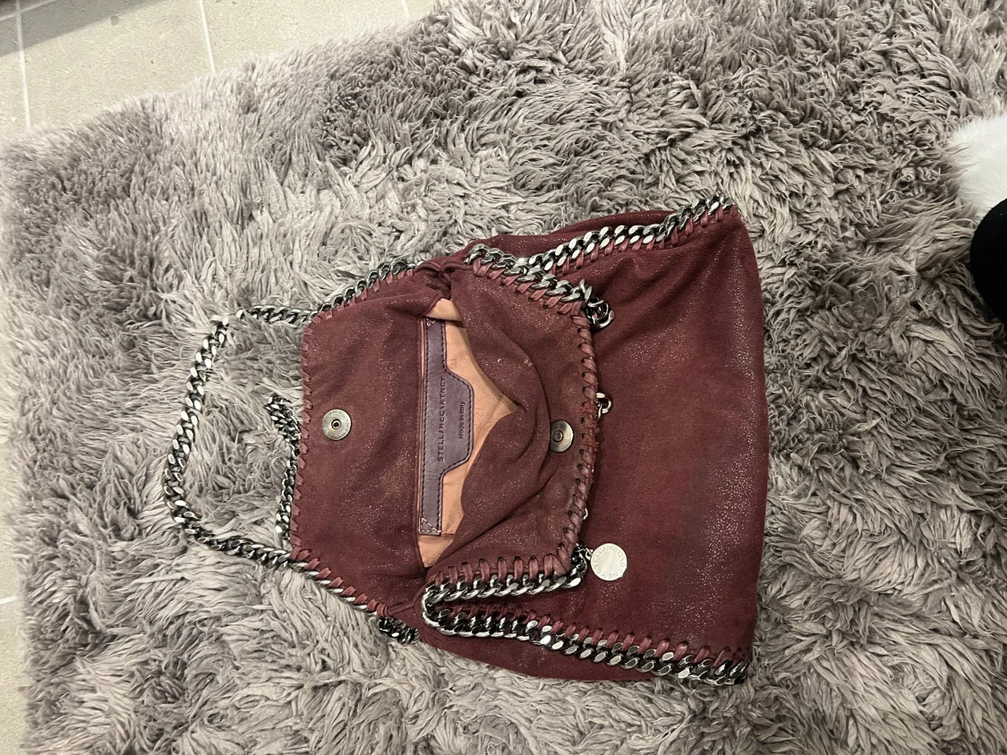 Vinröd axelväska med kedjedetaljer - 5