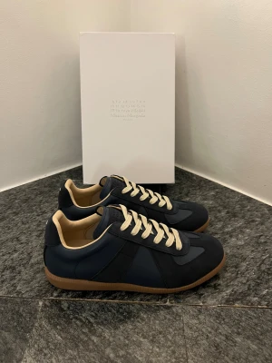 Mörk blåa Maison Margiela Gats - Box och dustbag ingår. Helt nya!