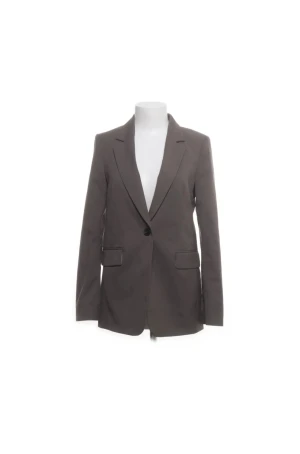 Grå kavaj från H&M, XS - Snygg grå kavaj från H&M i storlek XS. Klassisk modell med en knapp framtill, två fickor med lock och slits bak. Materialet är 61% polyester, 35% viskos och 4% elastan, vilket ger en skön och lätt stretch. Perfekt för dig som gillar stilrena och enkla plagg. Lite missfärgning i nacken men man tänker inte på det alls 