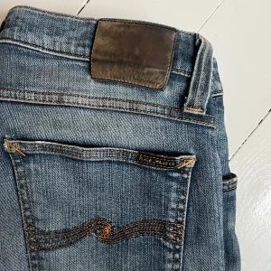 Nudie jeans  - Nudie jeans, hur sköna som helst. Inga större defker men är en design reva vilket jag tror på benet som ni ser ! Modellen är 180 cm 75 kg och bär Storlek W30 L34, men passar mer W32/ L32. Mått A: 42 B: 97. Kom med frågor🌟