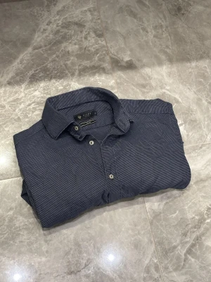 Riley Skjorta - Riley Skjorta | Mörkblå | Slim fit | Skick: 9,5/10 | Storlek: M | Pris: 249 SEK | Priset är diskuterbart | Frakt: Postnord + Instabox + Bring | Skriv vid minsta fråga eller fundering 📩