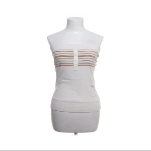 Tubtopp från ONLY - Säljer en vit tubtopp från ONLY i storlek M. Men passar både S/M Toppen har randigt mönster. Den är mjuk och stretchig, perfekt för varma dagar. 