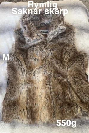 Brun pälsväst från Isolde, M - Säljer en rymlig och fluffig brun pälsväst från Isolde. Västen har en naturlig färgskiftning i brunt och beige, är ärmlös och har en mjuk, gosig känsla. Perfekt för att addera lite extra stil till din outfit. 🌸Fint använt skick. Skärp saknas. Ej äkta päls. Storlek m