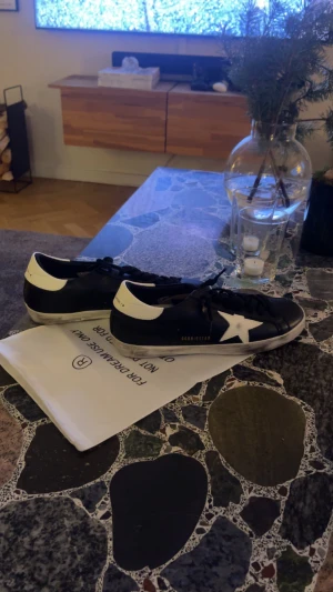 Golden Goose 43or - Feta GoldenGoose men svart vit design perfekt till vintern och med ett riktigt bra pris.