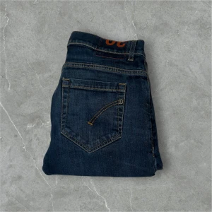 Dondup George Jeans - Riktigt feta dondup George, snygg mörkblå färg och perfekta nu till höst och vinter. Slim/skinny fit sitter riktigt bra och passar till det mesta. Hör av er vid frågor🌟