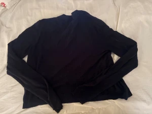 Kofta - Säljer denna kofta, den har knappar fram och långa armar.