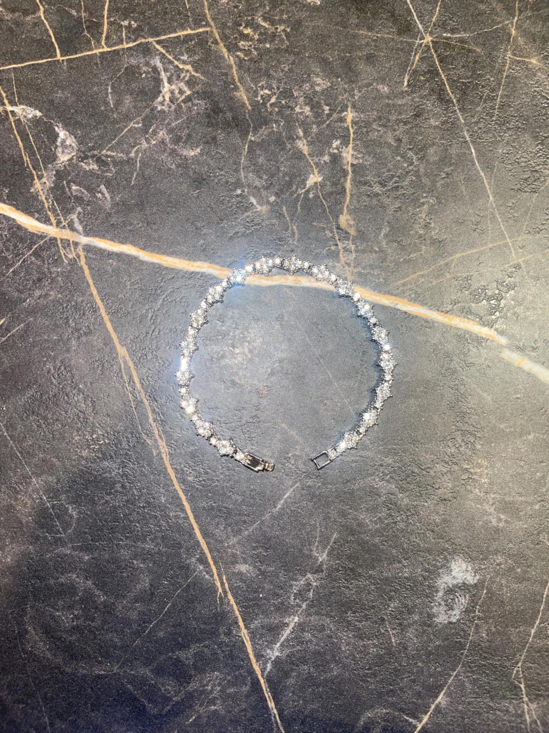 Glittrigt strassarmband i silver - 1