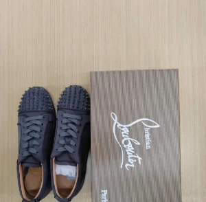 Loubs rep - Obs en nit saknas, kartong och skorna är använd fåtal gånger, följer med extra nitar