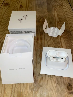 AirPods Pro 2 - 1:1 Riktigt grymma hörlurar! Allt funkar som det ska. Icke 0®️gin@l där av priset. Inplastade direkt från fabrik! Aldrig använd. Vad du får med: Lådan, MagSafe + båda hörlurar, Extra öronproppar (2 XS, 2 S, 2 L), USB-C laddnings kabel. ALLT på bild! Sälj för snabba pengar, eller använd själv!