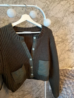 Supercool militärgrön kofta - Supermysig stickad kofta från Zara i mörkgrön. 