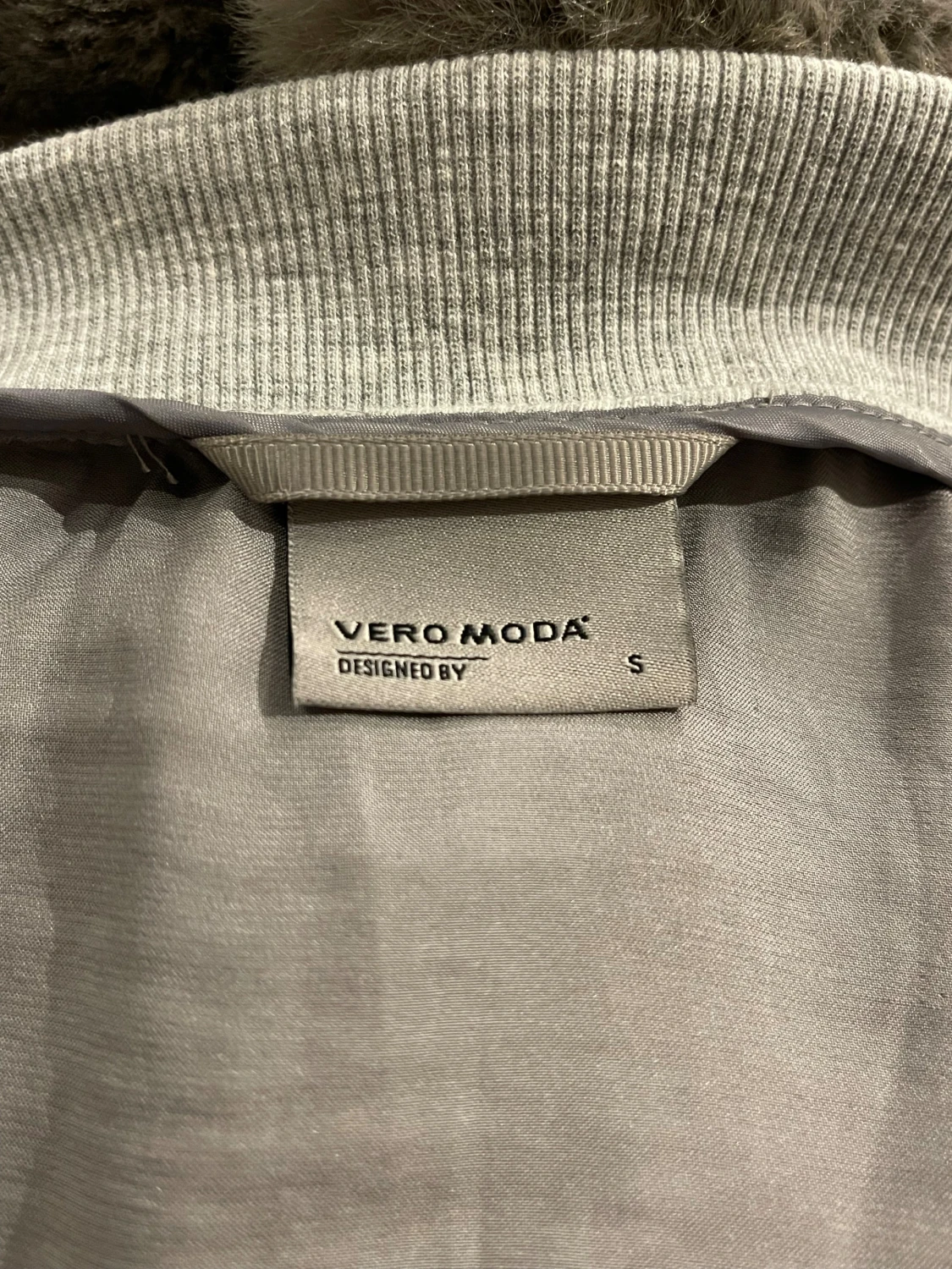 Grå bomberjacka från Vero Moda - 2