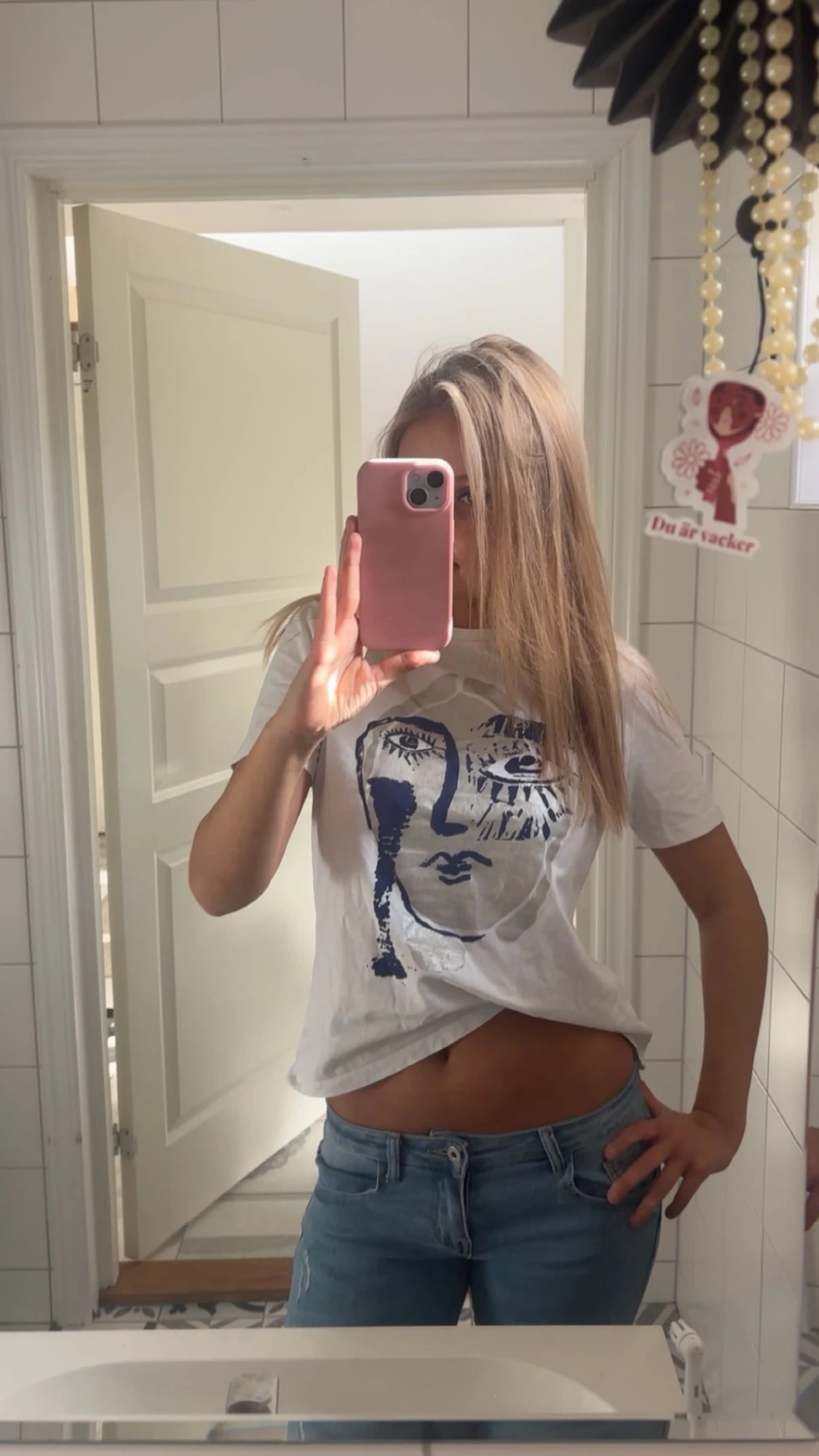 Vit t-shirt med blått ansiktsmotiv