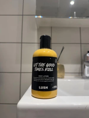 LUSH BODYLOTION - Lotion från lush. Endast testad en gång så typ full