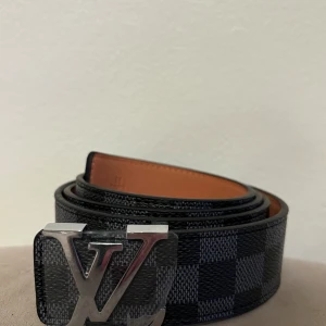 Svart bälte - Stilrent svart bälte, oanvänt och i fint skick. Snygg detalj som lyfter vilken outfit som helst. Fraktas samma dag.  Kan diskuteras vid snabb affär 💯 