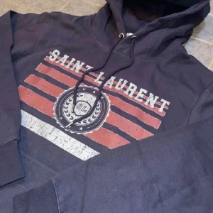 Saint Laurent hoodie - Säljer en fet SL hoodie. Det står S men passar bättre i XS. osäker om äktighet men om du har funderingar skriv gärna