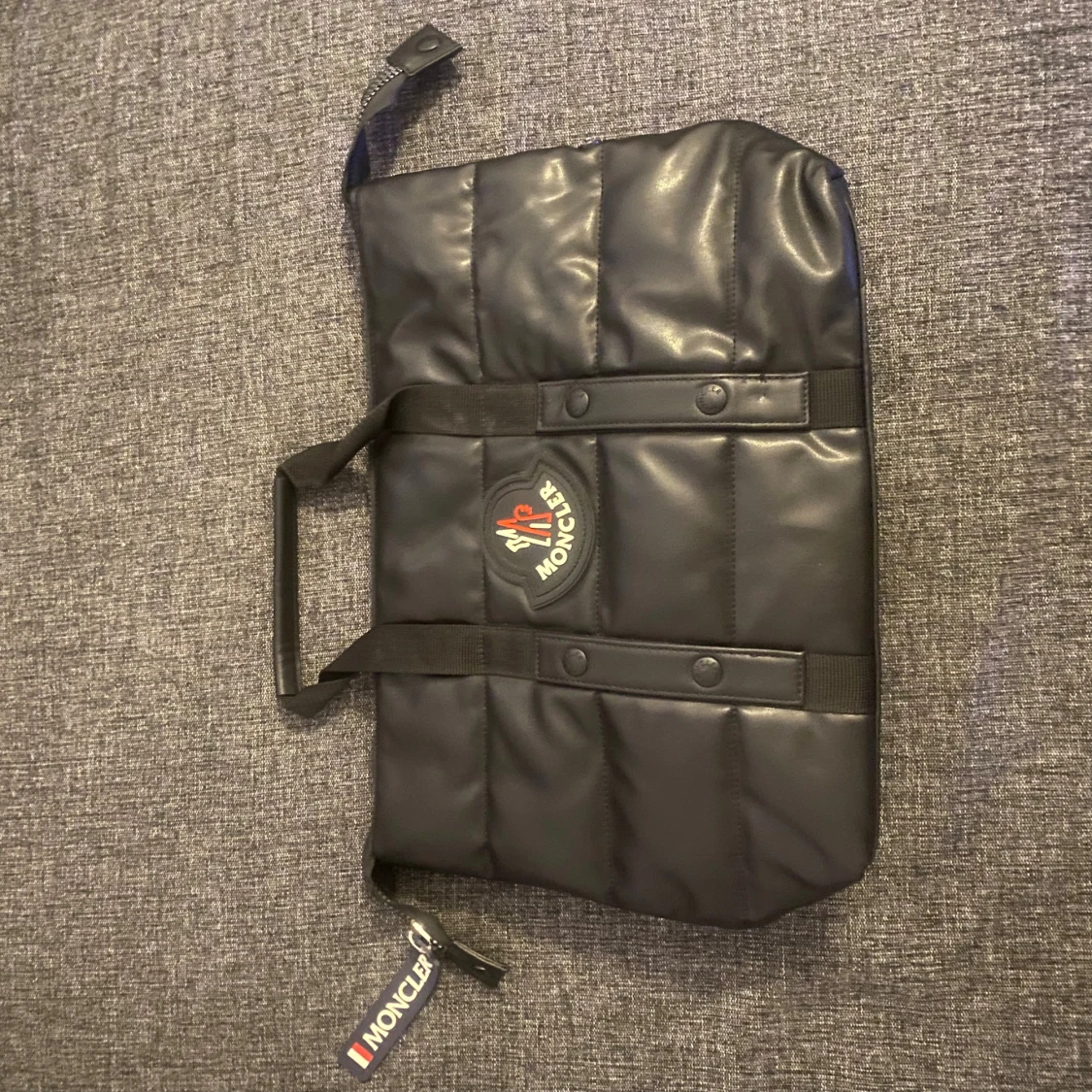 Svart quiltad datorväska från Moncler