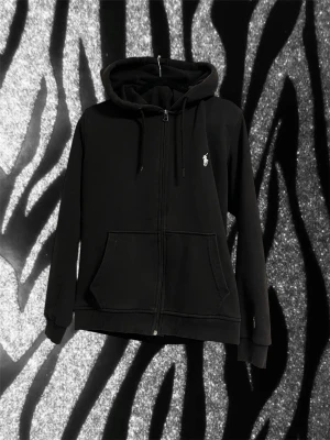 Ralph Laurent Zip up  - Jätte fin polo zip upp välanvänd men fortfarande i bra skick förutom några defekter. (Se bilder). Köpt utomlands. Står storlek M men sitter mer som en S. 