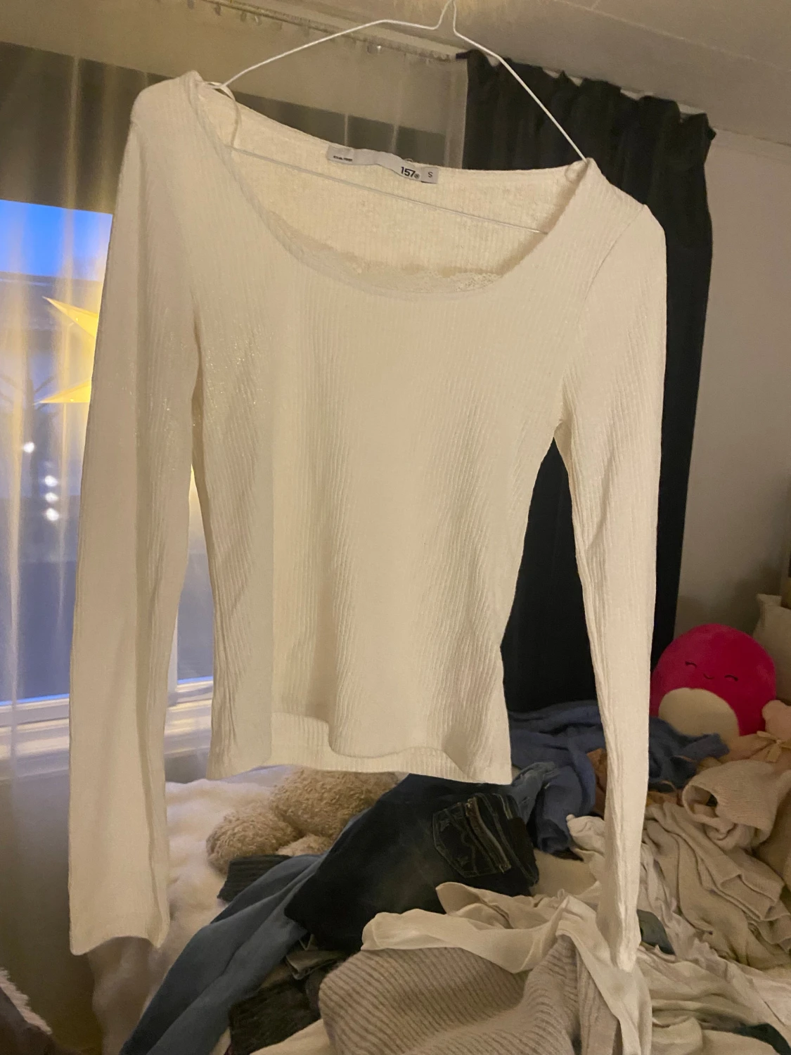 Vit ribbad långärmad topp