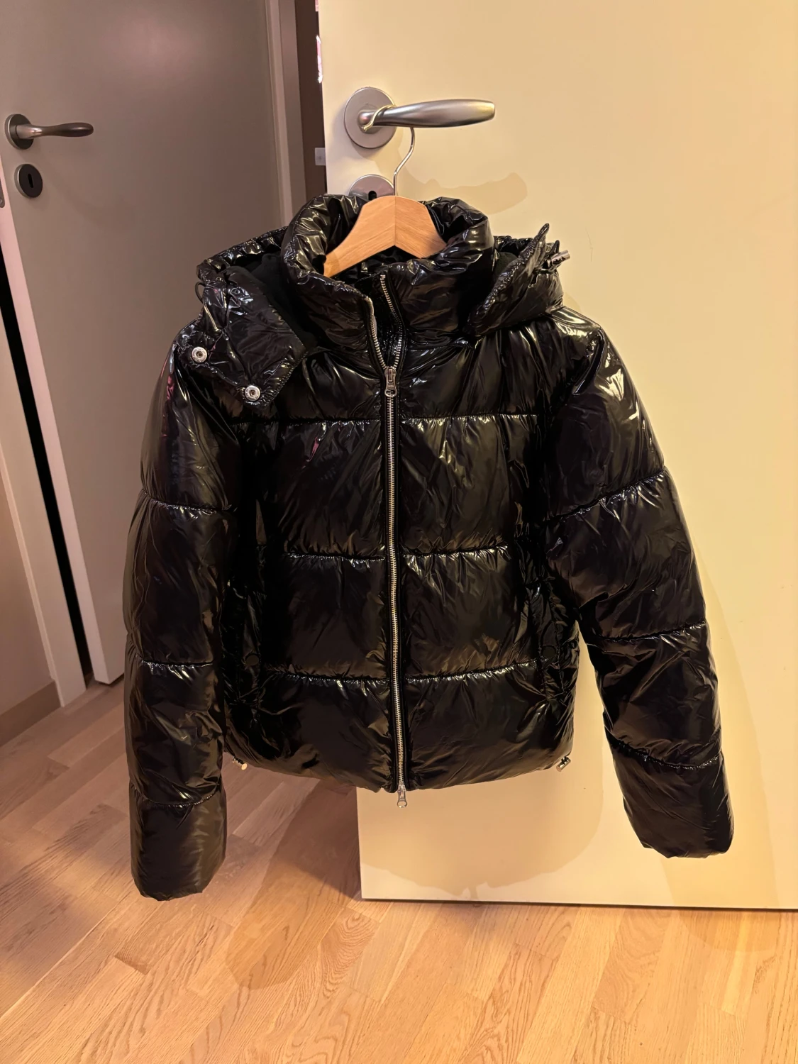 Svart glansig pufferjacka Nelly - 2