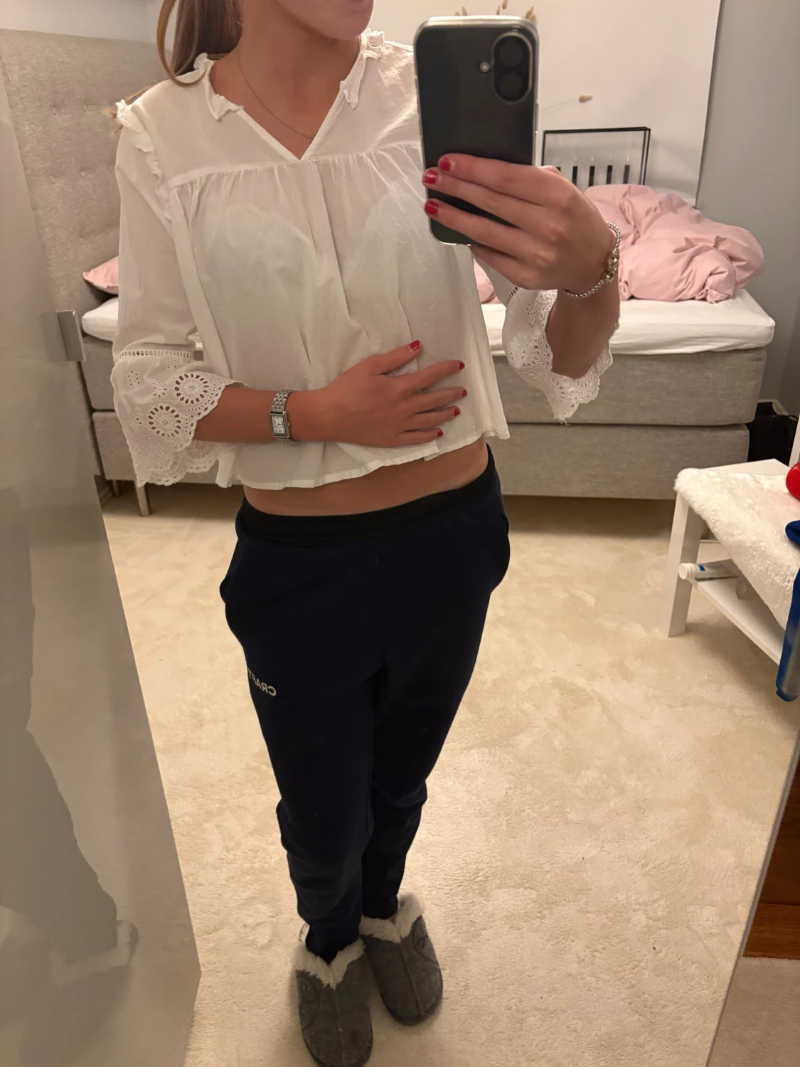 Vit blus med spetsdetaljer