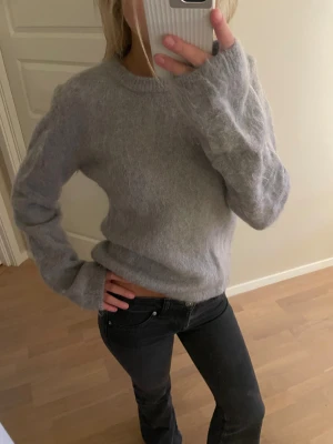 Grå blå stickad tröja  - Skit snygg grå blå stickad tröja i Mohairblandning. Endast använd några gånger