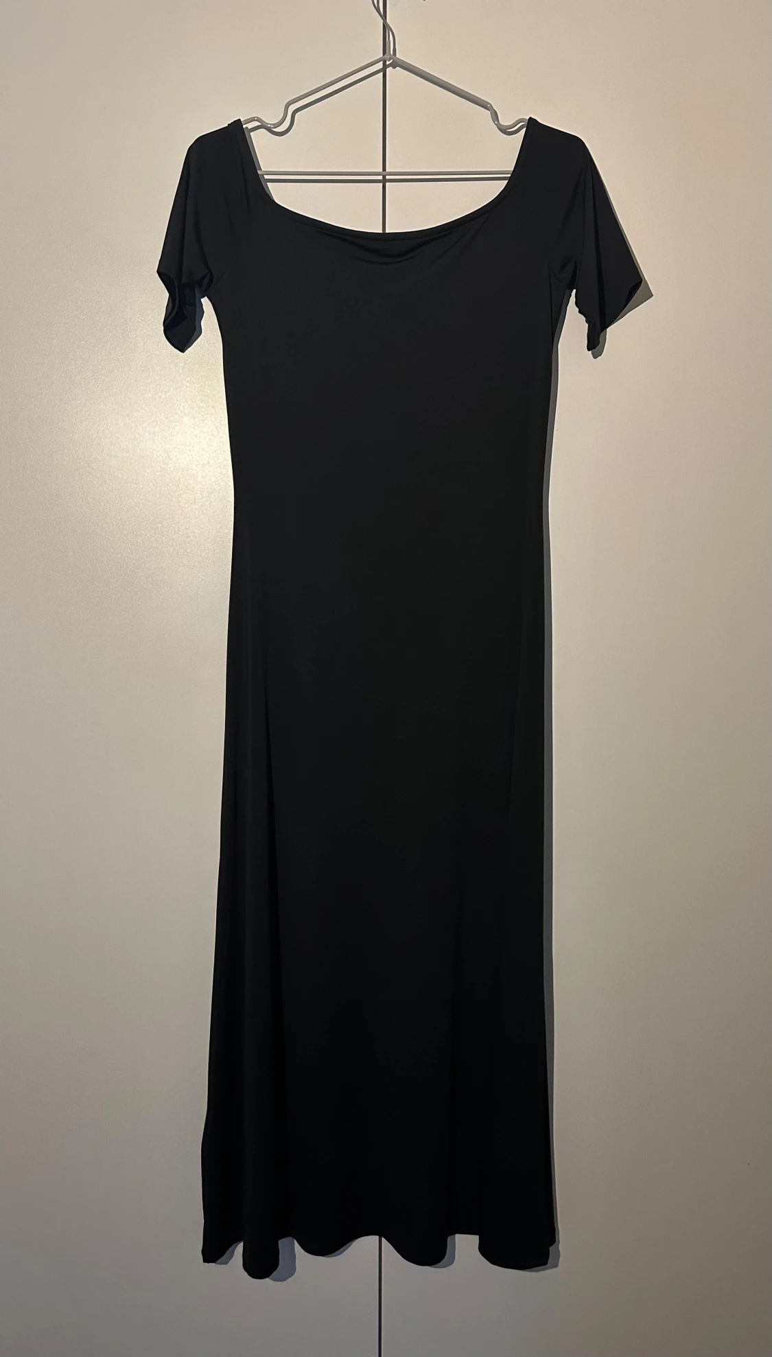 H&M svart off-shoulder klänning, storlek S - 2