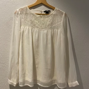 Blus  - Säljer denna super fina blusen som är i helt nytt skick! Aldrig använd, bara testad!. 