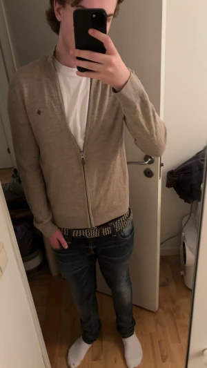 Full zip Morris tröja - Tja! Säljer nu denna full zip tröja från Morris på grund av att jag knappt använder den, den har någon skada som man ser på bilden men som knappt syns, ny pris är 1999kr och jag säljer min för 550kr. Skriv om det är någon mer fråga som behövs besvaras på!