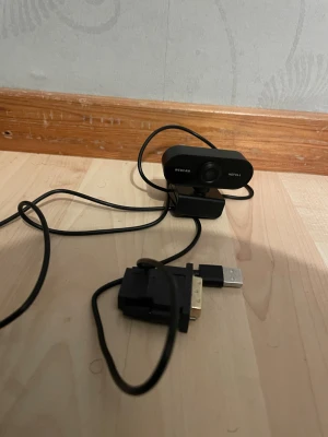 HDFULL USB Webcam - USB-webbkamera från HDFULL med HD-upplösning. Utrustad med klämfäste för enkel montering på skärm. Kabel med USB-anslutning och adapter medföljer. Kameran är i gott skick utan synliga skador eller slitage.