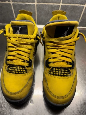 Jordan 4 Lightning  - Jag säljer mina Jordans som är i mycket bra skick. Har endast används ett fåtal gånger. Dessa skor är flashiga och coola som du kan visa dina vänner!!Dessa är köpta från mearch sweden. Nypris 5900kr. 