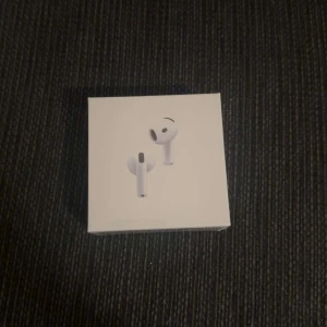 Apple AirPods 4 (ANC) - Nya Apple AirPods 4 med aktiv brusreducering. Trådlösa hörlurar med laddningsetui, kompatibla med USB-C, Apple Watch och Qi-laddare. Oöppnad originalförpackning, tillverkad 2025. Perfekt för musik, samtal och vardagsbruk.