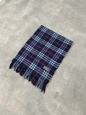 Mörkblå Burrbery halsduk  - Burberry halsduk 🌟 Superfin kvalitet, väldigt mjuk och varm. Passar perfekt till både vardag och finare tillfällen! ✅ I mycket gott skick ✅ Färg: mörkblå  ✅ Material: 100% Kashmir   Mått 📏  Längd: 150 cm Bredd: 30 cm  Hör av dig vid fler frågor!   Skickas snabbt och välpackat 💌  N: 1