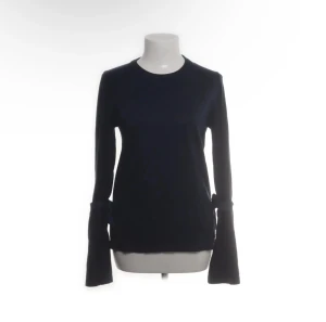 Mörkblå tröja Holly & Whyte S - Mörkblå långärmad tröja från Holly & Whyte by Lindex. Tröjan är lite nopprig.  Materialet är en mjuk mix av bomull och akryl. Passar dig med storlek xs/s.