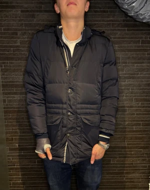 Vinterjacka East West - Snygg och tjock Jacka perfekt för vintern | Strl - S (fits M) | Skick - 10/10 | Nypris - ca 2699 | Vid minsta lilla fundering är det bara att skriva!