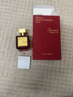 Baccarat Rouge 540 Extrait 70ml - Exklusiv parfym från Maison Francis Kurkdjian, Baccarat Rouge 540 Extrait de Parfum. Flaskan rymmer 70 ml och är tillverkad i Frankrike. Perfekt för dig som vill sticka ut med en ikonisk doft.