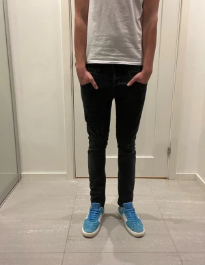 Dondup Jeans - Säljer nu dessa Dondup Jeans med snygga slitningar i populär design, skriv för fler bilder/frågor🙌🏼