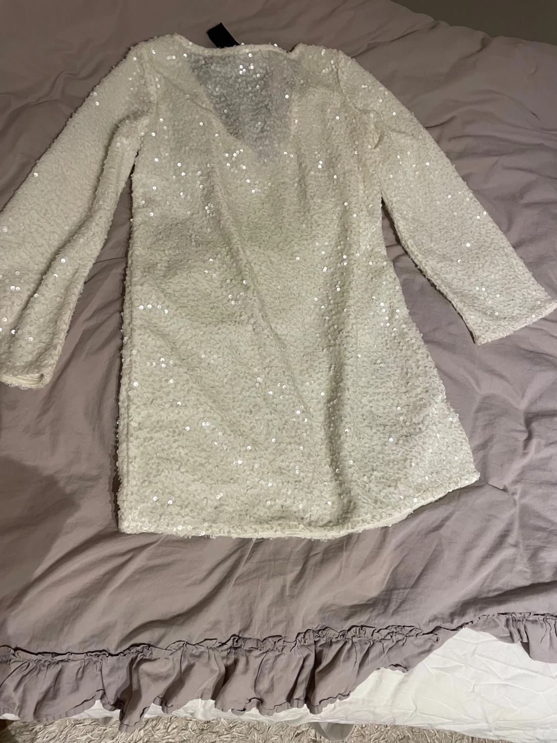 Vit paljettklänning med svart rosett - 5