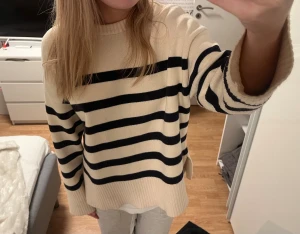 Randig stickad tröja - Säljer en stickad tröja i beige med svarta ränder ifrån Zara som är i fint skick👌 jätte skön o mysig tröja 🥰
