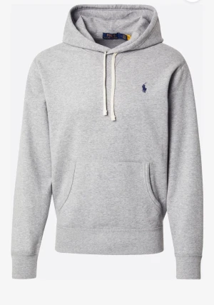Grå hoodie från Polo Ralph Lauren - Snygg grå hoodie från Polo Ralph Lauren med klassisk blå logga på bröstet. Tröjan har huva med vit snörning, stor magficka och ribbade muddar. Mjuk bomullsmix som är perfekt för chill dagar. Passformen är normal och modellen är långärmad.